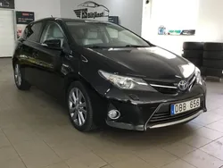 Svart Begagnad 2013 Toyota Auris Hybrid Executive Halvkombi | 110 000 kr (Marknadspris)