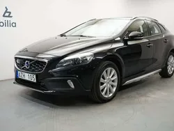 Svart Begagnad 2013 Volvo V40 CC Summum Kombi | 134 900 kr (Marknadspris)