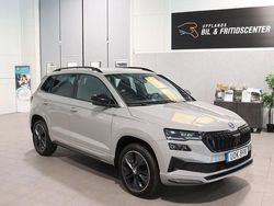 Grå (steel grey) Begagnad 2023 Skoda Karoq SportLine SUV | 319 900 kr (Marknadspris)