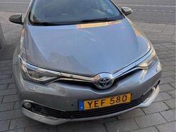 Grå Begagnad 2016 Toyota Auris Touring Sports Executive Kombi | 87 500 kr