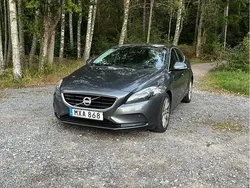 Grå Begagnad 2013 Volvo V40 Momentum Kombi | 135 000 kr (Marknadspris)