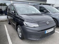 Svart (deep black pärleffekt) Ny 2025 VW Caddy Minibuss | 435 750 kr (Lite dyr)