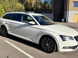 Vit Begagnad 2016 Skoda Superb LAURIN & KLEMENT Kombi | 148 000 kr (Marknadspris)