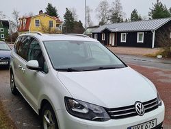 Vit Begagnad 2015 VW Sharan Minibuss | 160 000 kr (Marknadspris)