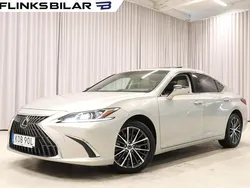Silver (metallic) Begagnad 2023 Lexus ES300H Sedan | 439 900 kr (Marknadspris)