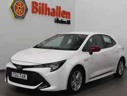 Vit Begagnad 2020 Toyota Corolla Hybrid Active Halvkombi | 259 900 kr (Dyr)
