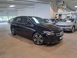Svart Begagnad 2022 Mercedes B180 Premium Minibuss | 299 000 kr (Marknadspris)