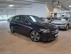 Svart Begagnad 2022 Mercedes B180 Premium Minibuss | 299 000 kr (Marknadspris)