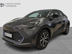 Mörkgrå (grå) Ny 2025 Toyota C-HR Style SUV | 409 900 kr (Marknadspris)