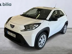 Vit Begagnad 2022 Toyota Aygo Play Halvkombi | 179 900 kr (Marknadspris)