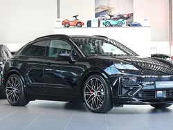 Svart Ny 2025 Porsche Macan Turbo SUV | 1 428 000 kr (Superpris)