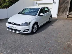Vit Begagnad 2016 VW Golf VII Halvkombi | 99 900 kr (Marknadspris)
