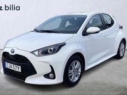 Vit Begagnad 2023 Toyota Yaris Hybrid Active Halvkombi | 234 900 kr (Marknadspris)