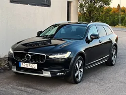 Svart Begagnad 2018 Volvo V90 CC Momentum Kombi | 194 900 kr (Marknadspris)