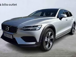 Silver Begagnad 2022 Volvo V60 CC Kombi | 349 900 kr (Dyr)