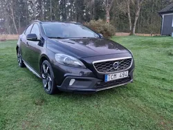 Svart Begagnad 2013 Volvo V40 CC Kombi | 125 000 kr