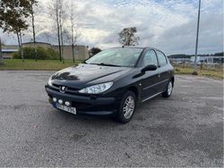 Svart Begagnad 2003 Peugeot 206 Halvkombi | 14 900 kr (Lite dyr)