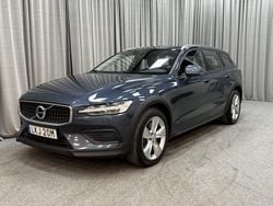 Mörkblå Begagnad 2019 Volvo V60 CC Momentum Kombi | 229 900 kr (Dyr)