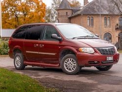 Mörkröd (röd) Begagnad 2007 Chrysler Town & Country Minibuss | 58 000 kr (Marknadspris)