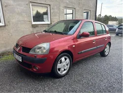 Röd Begagnad 2004 Renault Clio II Halvkombi | 27 999 kr