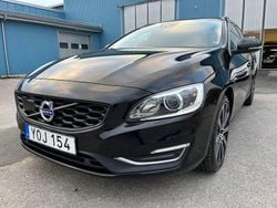 Svart (svart metallic) Begagnad 2018 Volvo V60 Momentum Kombi | 229 800 kr (Marknadspris)
