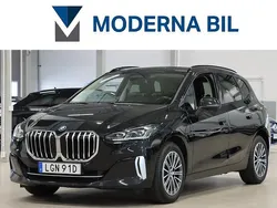 Svart Begagnad 2023 BMW 225 Active Tourer Luxury Line Minibuss | 349 900 kr (Marknadspris)