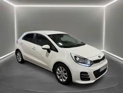 Vit Begagnad 2015 Kia Rio Halvkombi | 79 900 kr (Marknadspris)