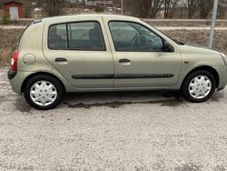 Grön Begagnad 2003 Renault Clio II Authentique Halvkombi | 16 999 kr (Marknadspris)