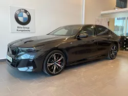 Grå Begagnad 2024 BMW i5 M Sport Sedan | 609 900 kr (Marknadspris)