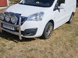 Vit Begagnad 2016 Peugeot Partner Minibuss | 80 000 kr (Marknadspris)