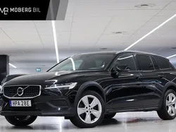 Svart Begagnad 2021 Volvo V60 CC Momentum Kombi | 289 900 kr (Marknadspris)