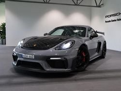 Grå Begagnad 2023 Porsche 718 Cayman GT4 Sportkupé | 1 695 000 kr (Marknadspris)