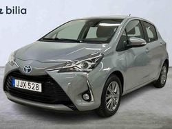 Grå Begagnad 2018 Toyota Yaris Hybrid Halvkombi | 149 800 kr (Marknadspris)