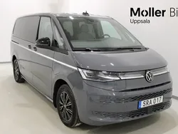 Grå Begagnad 2023 VW Multivan Style Minibuss | 479 000 kr (Superpris)