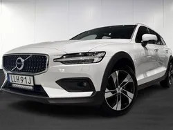 Vit (white) Begagnad 2021 Volvo V60 CC Momentum Kombi | 318 900 kr (Superpris)