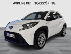 Vit Begagnad 2022 Toyota Aygo Play Halvkombi | 149 000 kr (Marknadspris)