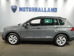 Grå Begagnad 2021 VW Tiguan Life SUV | 274 900 kr (Marknadspris)