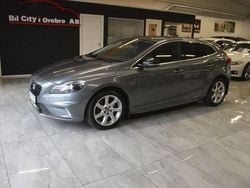 Grå Begagnad 2015 Volvo V40 R-Design Kombi | 135 900 kr (Marknadspris)