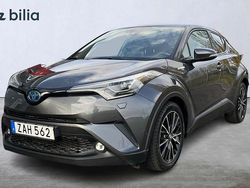 Mörkgrå (grå) Begagnad 2018 Toyota C-HR+ Executive SUV | 189 900 kr (Marknadspris)