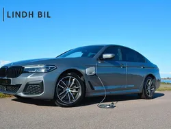 Grå (skyscraper grau metallic) Begagnad 2022 BMW 545e M Sport Sedan | 539 900 kr (Marknadspris)