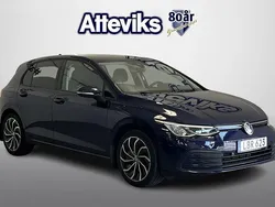 Mörkblå Begagnad 2020 VW Golf VIII Life Halvkombi | 204 900 kr (Marknadspris)