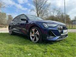 Blå Begagnad 2021 Audi e-tron S-Line SUV | 399 900 kr (Marknadspris)