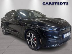 Svart Begagnad 2021 Ford Mustang Mach-E SUV | 359 900 kr (Marknadspris)