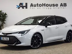 Vit Begagnad 2021 Toyota Corolla Hybrid Sport Halvkombi | 249 000 kr (Marknadspris)