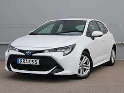 Vit Begagnad 2022 Toyota Corolla Hybrid Active Halvkombi | 229 800 kr (Marknadspris)