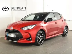 Röd (röd metallic) Begagnad 2022 Toyota Yaris Hybrid Style Halvkombi | 214 900 kr (Marknadspris)