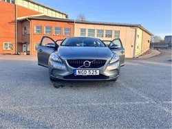 Grå Begagnad 2017 Volvo V40 Kinetic Kombi | 130 000 kr (Bra pris)