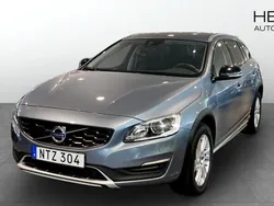 Ljusblå (blue) Begagnad 2016 Volvo V60 CC Momentum Kombi | 199 900 kr (Superpris)