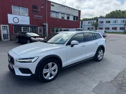 Vit Begagnad 2021 Volvo V60 CC Momentum Kombi | 364 900 kr (Marknadspris)