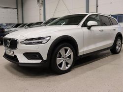 Vit Begagnad 2021 Volvo V60 CC Momentum Kombi | 359 800 kr (Marknadspris)